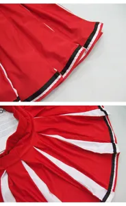 Cheerleader plooirok detail, rode kostuumrok met gestreepte zoom voor optredens.