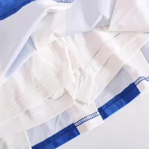 Vista di dettaglio ravvicinata della gonna sportiva da cheerleader per bambini con pantaloncini.