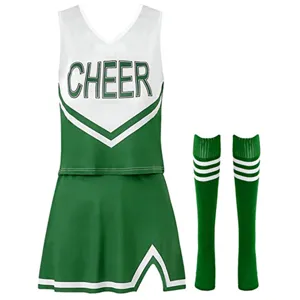 Dettaglio del set costume da cheerleader verde e bianco con top smanicato con scritta CHEER e gonna.