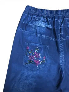 Gros plan de leggings imitation denim taille haute avec poche florale et taille élastique.