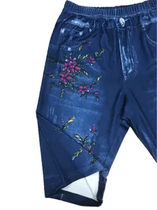 Gros plan sur short femme taille haute élastique effet jean avec joli imprimé floral.