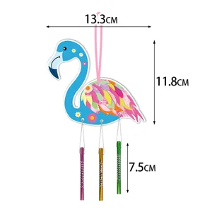 Vue détaillée du carillon éolien flamant rose bleu avec des plumes colorées et des tubes.