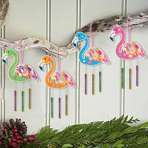 Jeu de carillons éoliens flamants roses décoratifs, ornements suspendus pour fête et décoration.