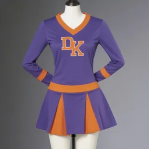 Lila und orangefarbene Cheerleader Kostüm Detailansicht mit Langarm-Oberteil und Plisseerock.
