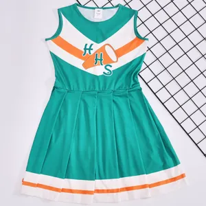 Dettaglio ravvicinato dell'abito da cheerleader verde, mostra gonna plissettata e stampa.