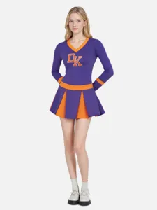 Nahaufnahme des Cheerleader-Kostüms mit dem lila Langarmtop und dem plissierten Rock.