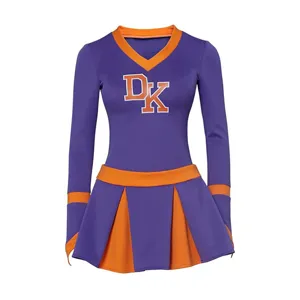 Detailansicht des lila-orangefarbenen Cheerleader-Uniformsets mit Top und Faltenrock.