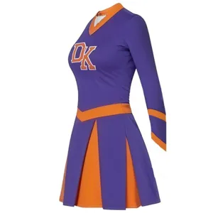 Violettes und oranges Cheerleader Kostüm Set mit Langarmtop und plissiertem Rock.