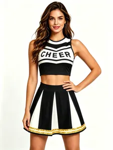 Λεπτομέρεια στολής μαζορέτας με crop top και πιέτες σε μαύρο και λευκό χρώμα.