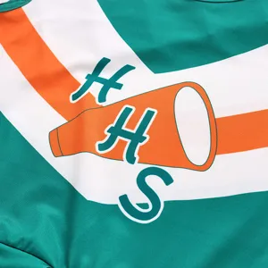 Dettaglio della divisa da cheerleader con un vivace design a righe verdi, bianche e arancioni.