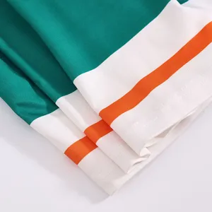 Dettaglio dell'abito da cheerleader per bambini, tessuto a righe colorate, abbigliamento