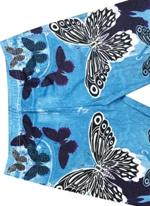 Detalle de leggings de imitación mezclilla con estampado de mariposas y tela elástica.