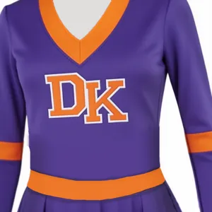 Lila und orangefarbenes Cheerleader-Uniform-Detail, Langarm-V-Ausschnitt mit DK-Buchstaben.
