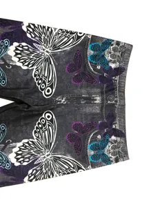 Vista detallada de leggings estampados de imitación vaquero para mujer con mariposas vibrantes.