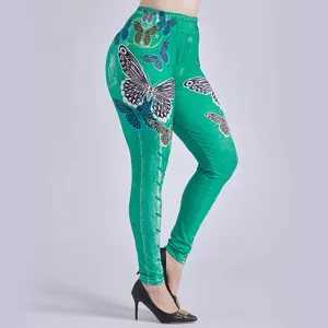 Vista detallada de los leggings verdes para mujer con estampado de mariposas y cordones.