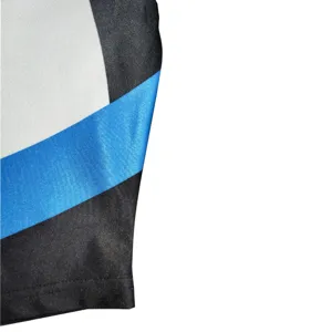 Gros plan sur le tissu de l'uniforme de pom-pom girl avec un design de blocs de couleur.