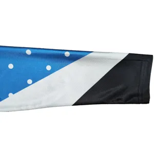 Gros plan sur le détail de la manche de pom-pom girl, motif à pois bleus et bloc noir.