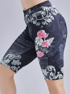 Nahaufnahme von Damen-High-Waist-Faux-Denim-Radlerhosen mit floralen Print-Details.