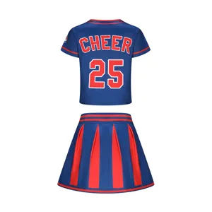 Nahaufnahme der Details von blauem und rotem Cheerleading Crop-Top und Faltenrock.