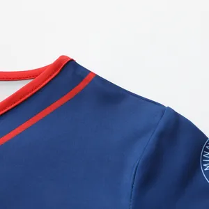 Kinder Cheerleading Sport Auftritt Uniform Detailansicht, blaues und rotes Sportshirt.