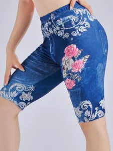 Detailansicht der hochtaillierten Jeans-Print-Radlerhosen mit floralem Totenkopf-Muster.