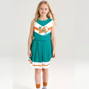 Vista dettagliata dell'abito da cheerleader verde con grafica megafono e strisce.