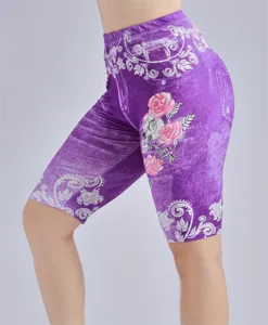 Lila Kunst-Denim bedruckte Radlerhose Detail, hohe Taille schmale Passform Streetwear.