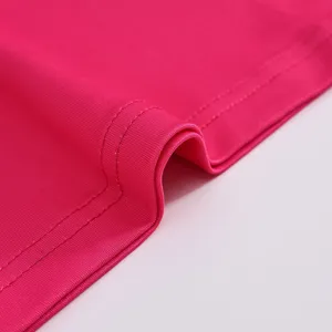 Rosa Stoff Detailaufnahme mit sauberen Nähten und glatter Textur für Kinderkleidung.