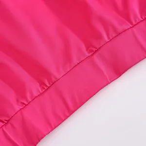 Nahaufnahme des pinkfarbenen Kinder Sportbekleidung Stoffes mit glattem elastischem Saum.
