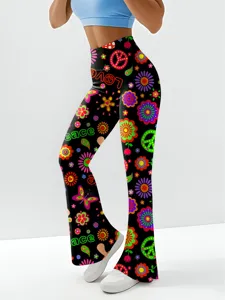 Detailopname van retro bloemenprint uitlopende broek met levendige jaren 60 hippie patronen.
