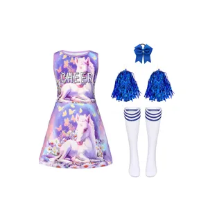 Kinder Cheerleading Set Detail, mit Einhorn Kleid, blauen Pom-Poms und passenden Socken.
