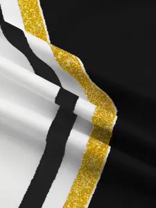 Gros plan detail du tissu d'uniforme de pom-pom girl avec des rayures pailletees noir et or.