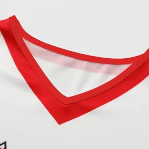 Dettaglio colletto scollo a V costume cheerleader bambini, bianco con tessuto bordo rosso.