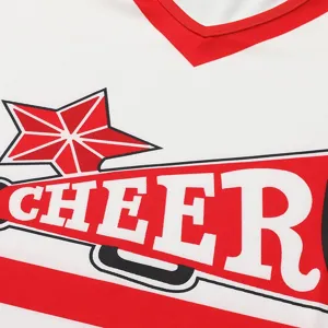 Primo piano dettaglio del top della divisa da cheerleading per bambini con scollo a V rosso.