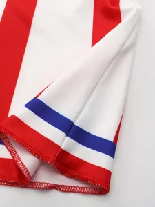 Rood wit blauw gestreepte cheerleader jurk stof detail, close-up voor kinderkleding op het podium.