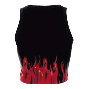 Λεπτομερής εικόνα ενός στιλάτου μαύρου crop top με εντυπωσιακό κόκκινο τύπωμα φλόγας.
