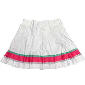 Nahaufnahme des weißen Faltenrocks mit bunten Streifen am Saum, lässiger Sportstil.