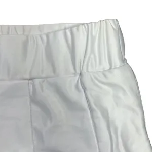 Detailansicht des elastischen Bundes des weißen Faltenrocks, weich und atmungsaktiv.