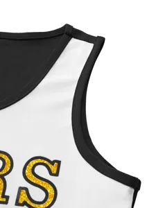 Detailopname van mouwloze cheerleader top met zwarte afwerking en glitterletters.