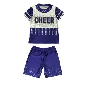 Λεπτομέρεια παιδικής στολής cheerleading μωβ λευκού, σορτς τοπ με στρας.