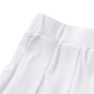 Weißer Plisseerock Detail Nahaufnahme mit hohem Bund und sauberen Falten Design.