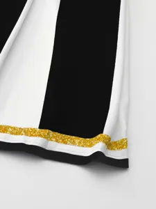 Gros plan de détail sur le tissu rayé verticalement noir et blanc avec bordure brillante dorée.