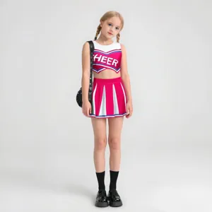Vue détaillée de l'ensemble de pom-pom girl pour enfants avec haut court et jupe plissée.