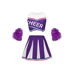 Détails du haut de cheerleading violet et blanc, de la jupe plissée et des pompons.
