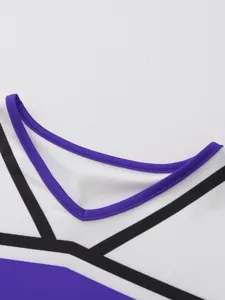Primer plano del detalle del cuello del uniforme de animadora para niñas con ribete.