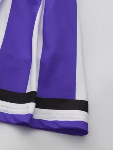 Primer plano del tejido de falda a rayas moradas y blancas, costuras finas y pliegues.