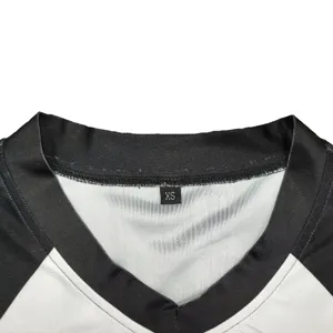 Gros plan détaillé du col de maillot de sport à col V noir et blanc avec étiquette.