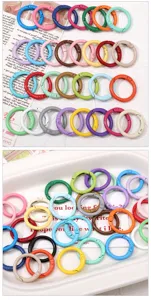 Vista detallada de anillos de resorte metálicos coloridos, perfectos para llaveros y dijes de bolsos.
