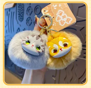 Detailansicht des Plüsch-Katzen-Schlüsselanhängers mit flauschigen Pompons und niedlichen Anhängern.
