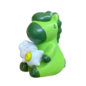 Süße grüne Cartoon-Pferd-Figur mit weißem Charakter, stilvolles Auto-Ornament Art Toy Dekor.